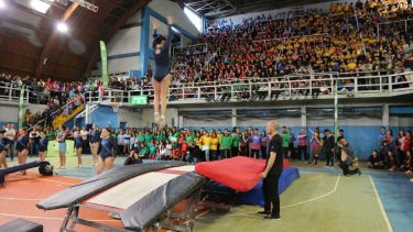 Los chicas y chicas aportaron la energía y el colorido en el acto de apertura de las finales de los Juegos de Río Negro. (Gentileza)