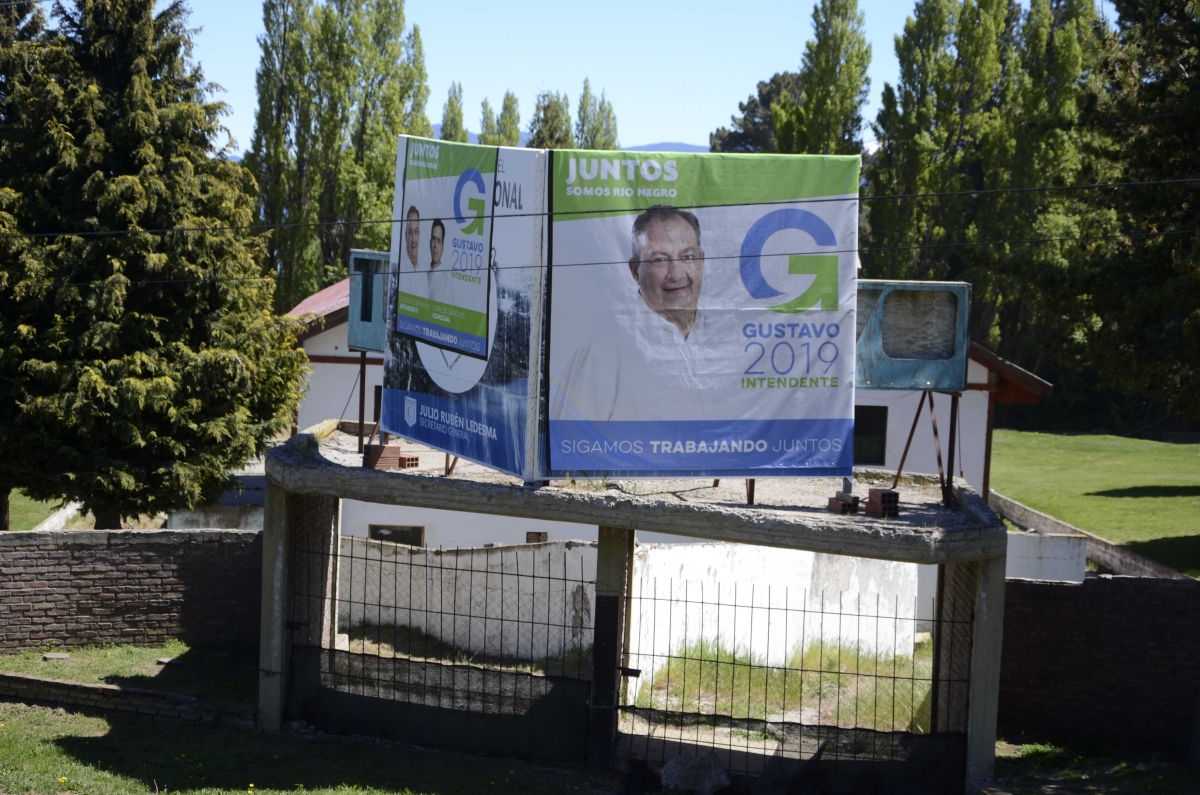 La cartelería de la campaña electoral de Bariloche debía ser retirada hace más de un mes pero sigue en la vía pública. Foto: Alfredo Leiva