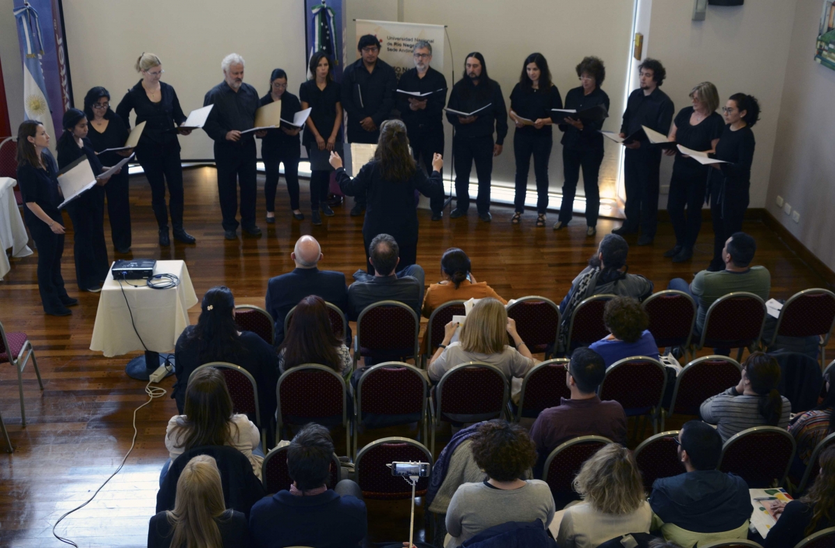 Durante el acto de apertura del congreso se presentó el Coro de Cámara Municipal de Bariloche. (Foto: Alfredo Leiva)