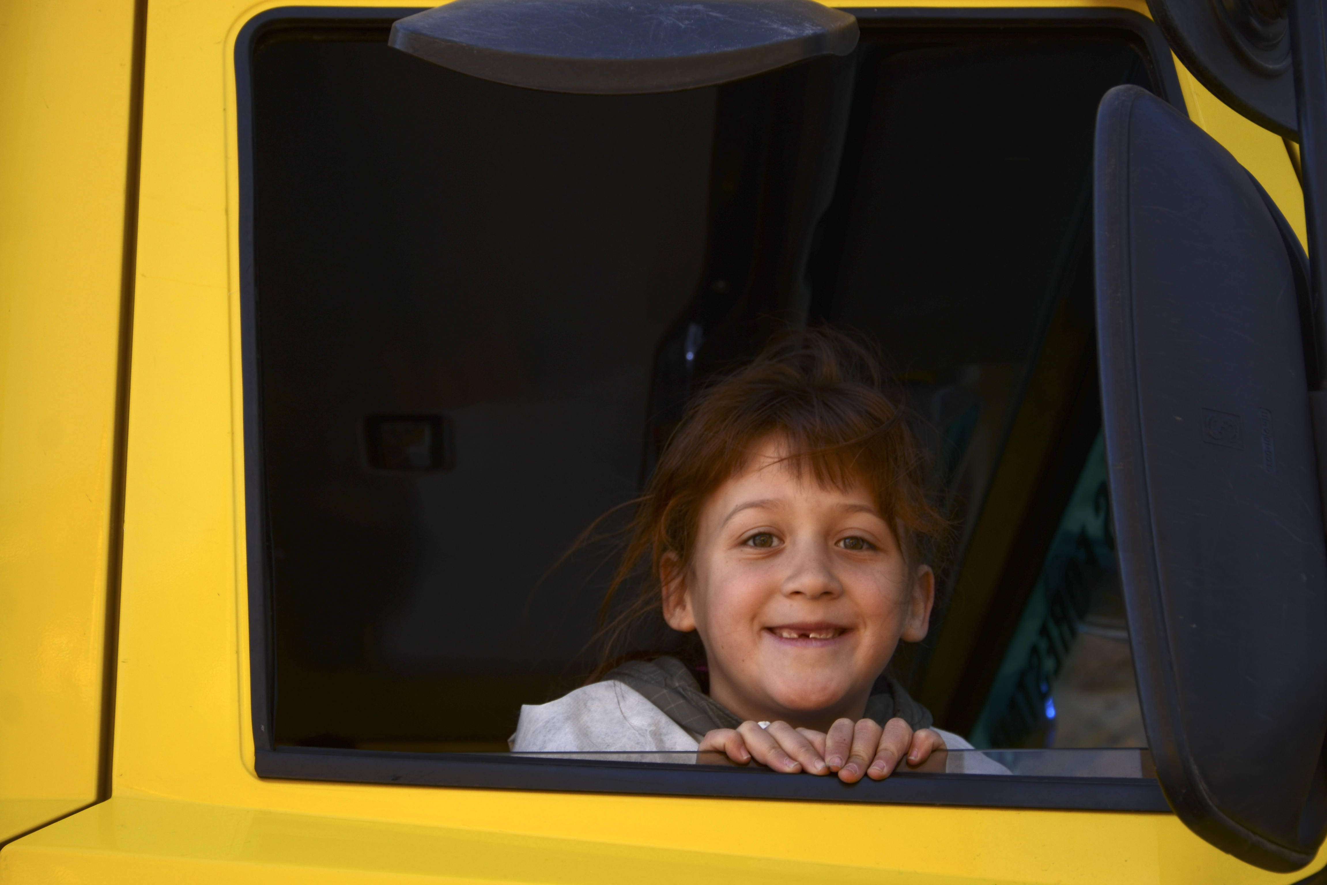 Un niño arriba de un vehículo del Splif en la jornada de seguridad vial en Bariloche. Foto: Alfredo Leiva