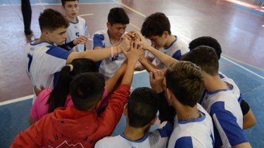 Los chicos del equipo del CET 9 de Cipolletti unidos adentro y fuera de la cancha. (Foto: Alfredo Leiva)
