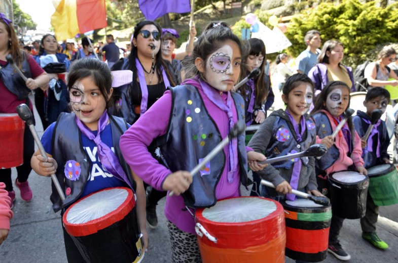 Cientos de chicos marcharon por el centro de Bariloche en el cierre de la Semana de los Derechos de la Niñez. Foto: Alfredo Leiva