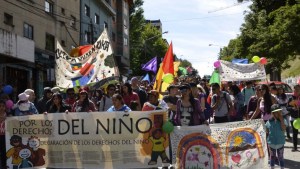 Con banderas de colores, los niños y jóvenes marcharon al Centro Cívico de Bariloche
