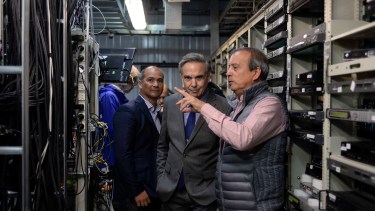 El senador Miguel Pichetto recorrió la sede de AVC en la calle 25 de Mayo. Foto: Alfredo Leiva