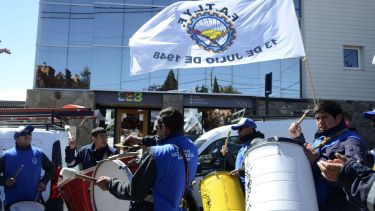 El Sindicato Luz y Fuerza de bariloche reclamó frente a la CEB. Foto: Alfredo Leiva