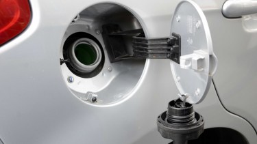 Llenar el tanque del auto cuesta cada vez más caro, sobretodo en Bariloche donde la nafta súper trepó a 146,60 pesos. Archivo