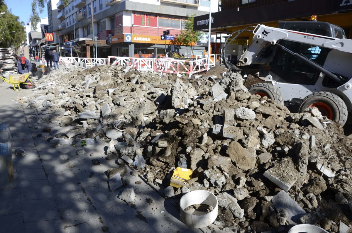 La calle Mitre de Bariloche se rompió cuatro veces en el largo plazo de la obra de remodelación. Archivo
