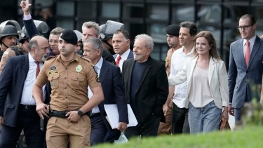 Lula saluda al retirarse de la prisión. (Foto: AP)