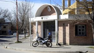 Robaron en una despensa de Cipolletti y solo se llevaron vino y cerveza