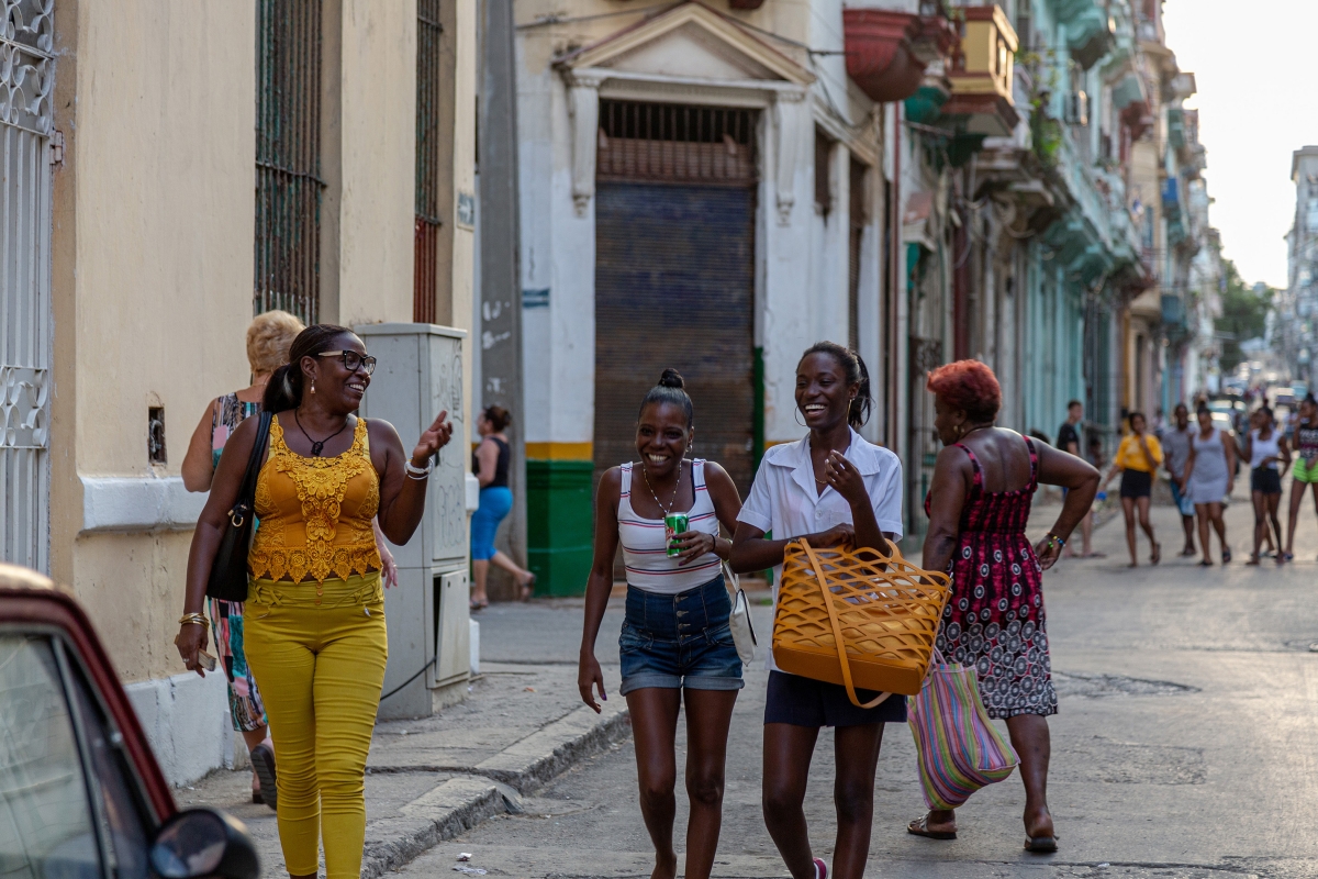 Una típica escena de La Habana, Tres empleadas salen de sus trabajos, a pura sonrisa.