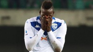 Víctima de racismo, Balotelli explotó contra los hinchas del Verona