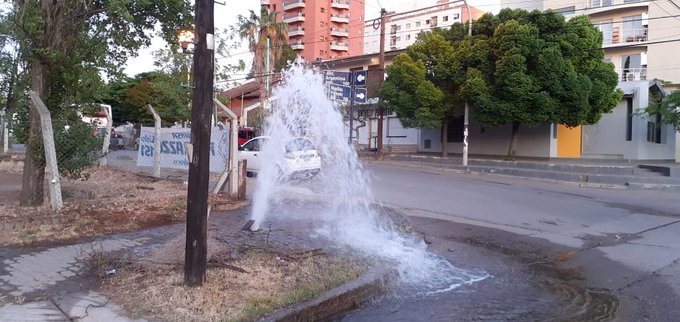 La llamativa pérdida de agua se registró en la esquina de Yrigoyen y Antártida Argentina. (Gentileza @universidadcalf)