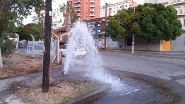 La llamativa pérdida de agua se registró en la esquina de Yrigoyen y Antártida Argentina. (Gentileza @universidadcalf)