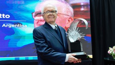 Varotto, fundador de Invap y pionero del programa espacial argentino, recibió una máxima distinción