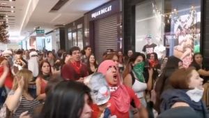 La crisis no cede en Chile: saqueo y peleas en un emblemático shopping de Santiago