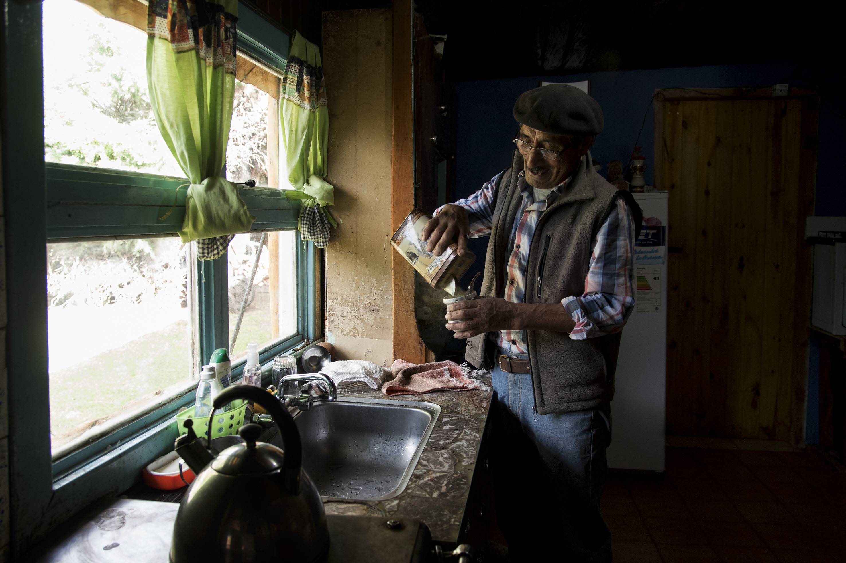 Víctor Díaz, el "caso cero" de hantavirus del brote de Epuyén en 2018, en su casa, en el campo, recuerda aquellos días. (Foto: Marcelo Martinez)