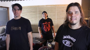 El trío actual, que sigue manteniendo la banda  que surgió en los 90 en pie.