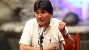 Arrojaron sillas contra Evo Morales en un acto partidario