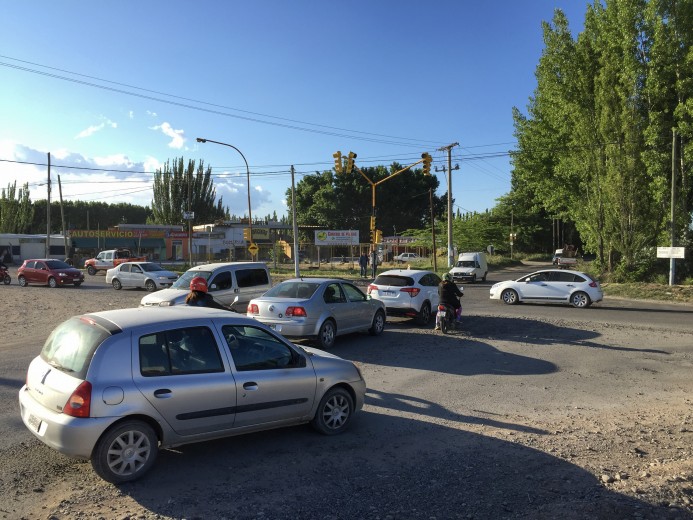 Cipolletti: Caos vehicular en Ruta “chica” y Circunvalación. (Foto gentileza)