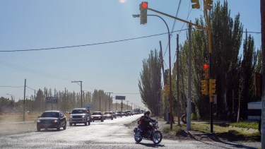 Largas filas en el estreno del semáforo de Circunvalación y Ruta “chica” en Cipolletti. (Foto gentileza)