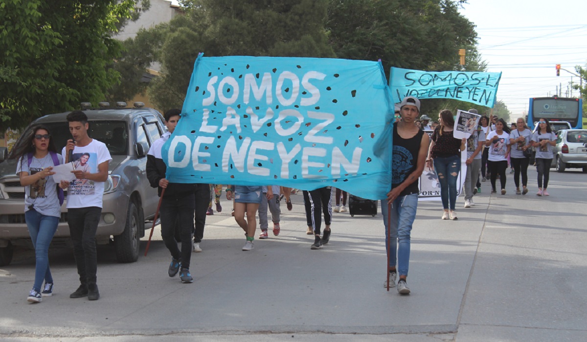 Decenas de vecinos se movilizaron ayer en Centenario por el caso del joven asesinado. (Foto: Gentileza Centenario Digital.-)