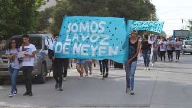 Decenas de vecinos se movilizaron ayer en Centenario por el caso del joven asesinado. (Foto: Gentileza Centenario Digital.-)
