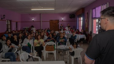 La charla sobre hernias estuvo a cargo de Cleyton Yamamoto (residente de cirugía) y el cirujano Ariel Yoiris. (Foto Giane Reyes)