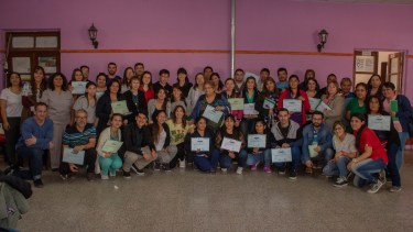 La foto que no podía faltar, al término de las jornadas. Visitantes y locales, estos con los certificados. (Foto Giane Reyes)
