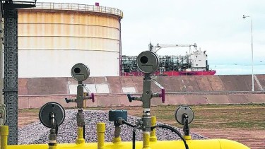 Desde la planta compresora se visualiza la barcaza fábrica contratada por YPF.  (Foto: Gentileza)