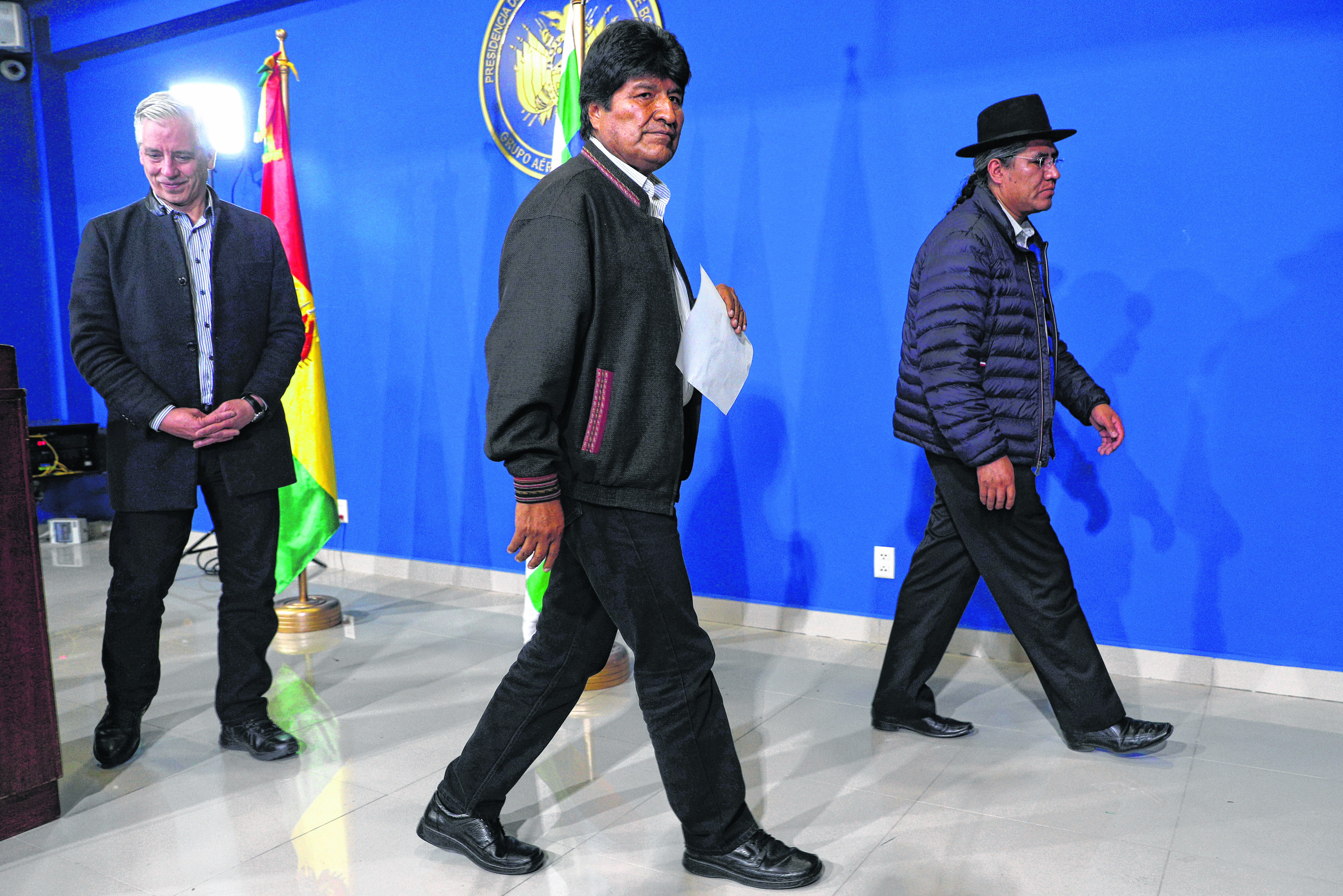 Evo Morales y el vicepresidente Javier García Linera (izq) dejan la conferencia de prensa  donde habían anunciado la renuncia y denunciaron un golpe de Estado.   Foto: AP