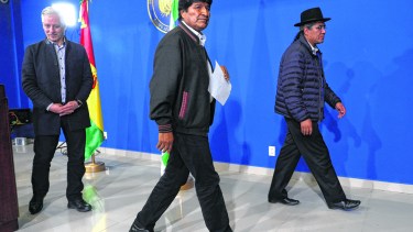 Evo Morales y el vicepresidente Javier García Linera (izq) dejan la conferencia de prensa  donde habían anunciado la renuncia y denunciaron un golpe de Estado.   Foto: AP