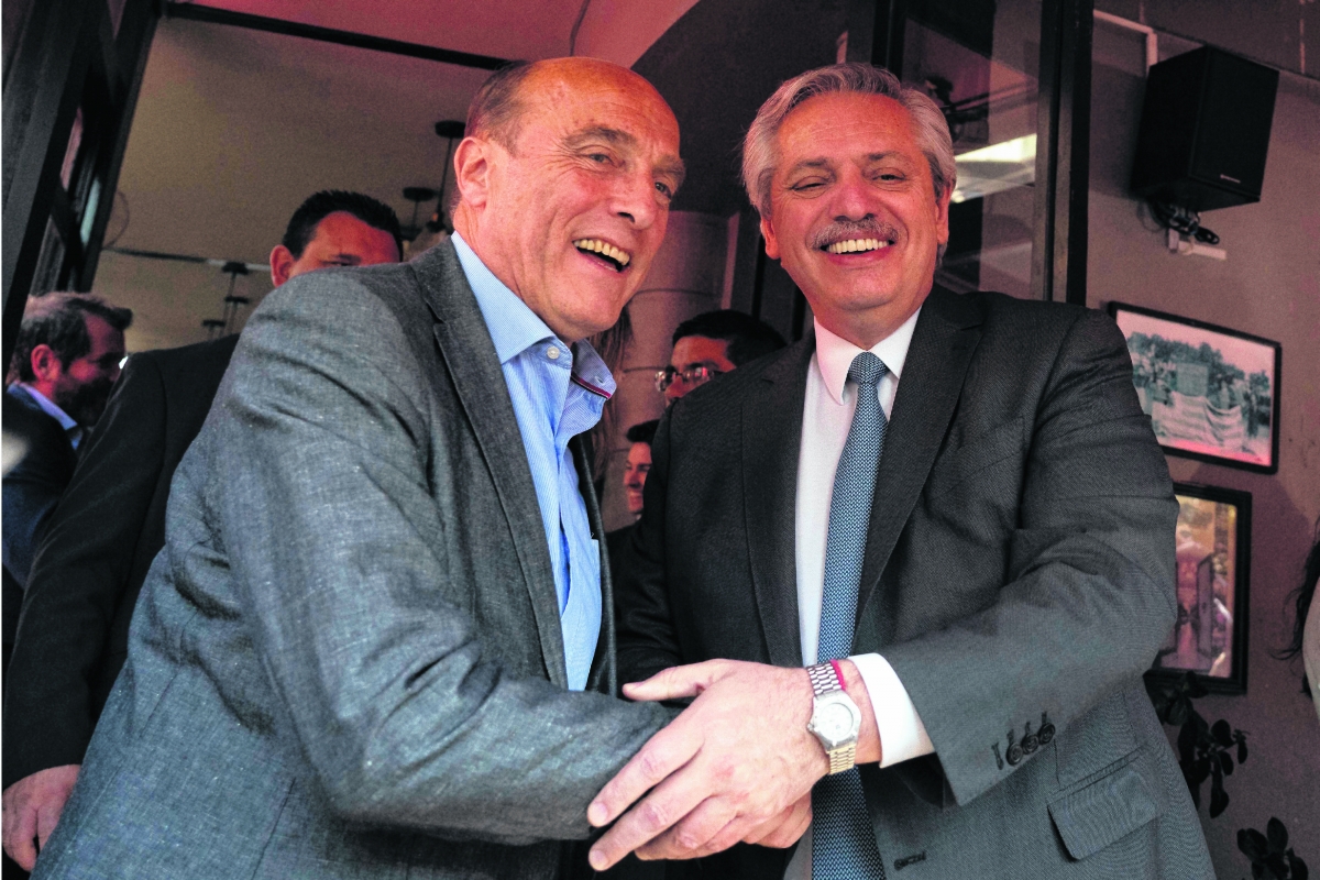 Alberto Fernández, el jueves, con el candidato a presidente del Uruguay Daniel Martínez. Una fuerte apuesta del presidente electo a la continuidad del Frente Amplio.    