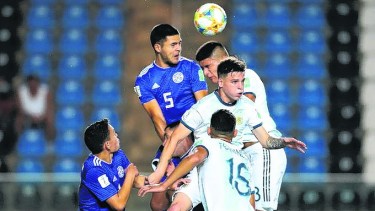 Argentina ganaba por dos goles pero se lo remontaron: cayó 3-2.