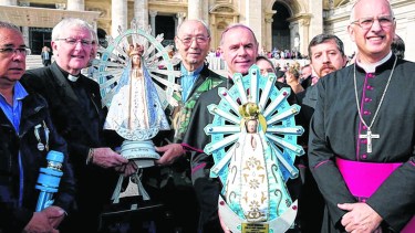 Obispo Inglés hizo entrega de la imagen que estuvo en Malvinas y recibió a cambio una réplica de la virgen de Lujan.
