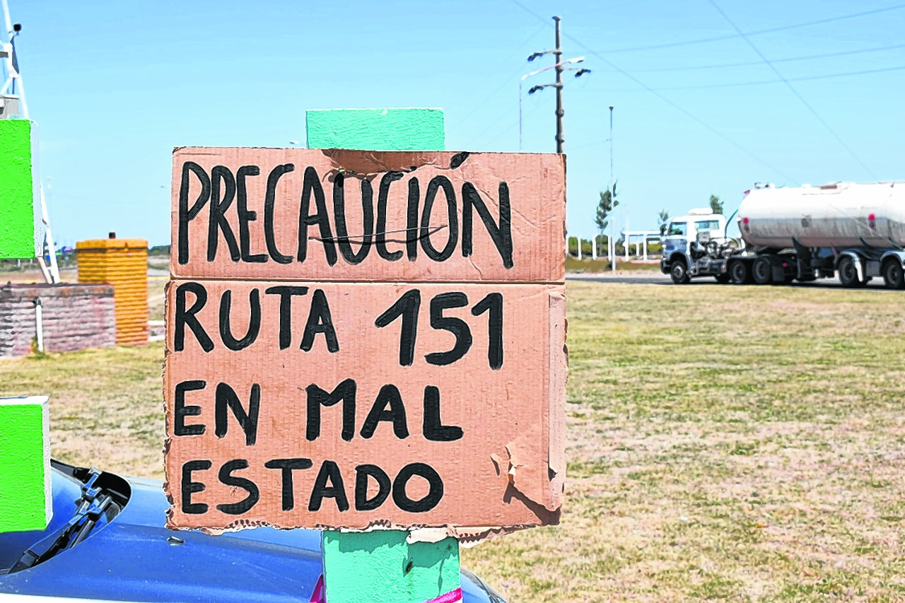 Vecinos de Catriel juntan firmas y se manifiestan por la demorada repavimentación. Foto: Gentileza.