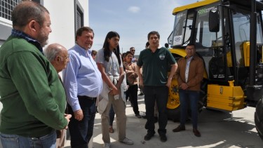 Weretilneck entregó maquinarias en algunos municipios.
