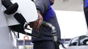 Por la baja del petróleo internacional, YPF analiza cuántos días tardará en descender el precio de los combustibles