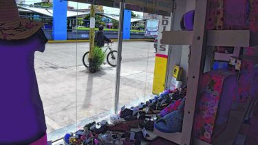 Algunos negocios no abren todos los días. Otros extendieron su horario de atención hasta las 23. Foto: César Izza