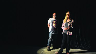 Ricardo Di Giovanni y Lina Destéfanis, los dos artistas que llevaron a las tablas la investigación de Rithner sobre aquel momento histórico. Foto César Izza.