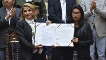 La presidenta Jeanine Áñez y la titular de la Cámara de Senadores tras la promulgación de la ley para la convocatoria a elecciones. Foto: gentileza APG