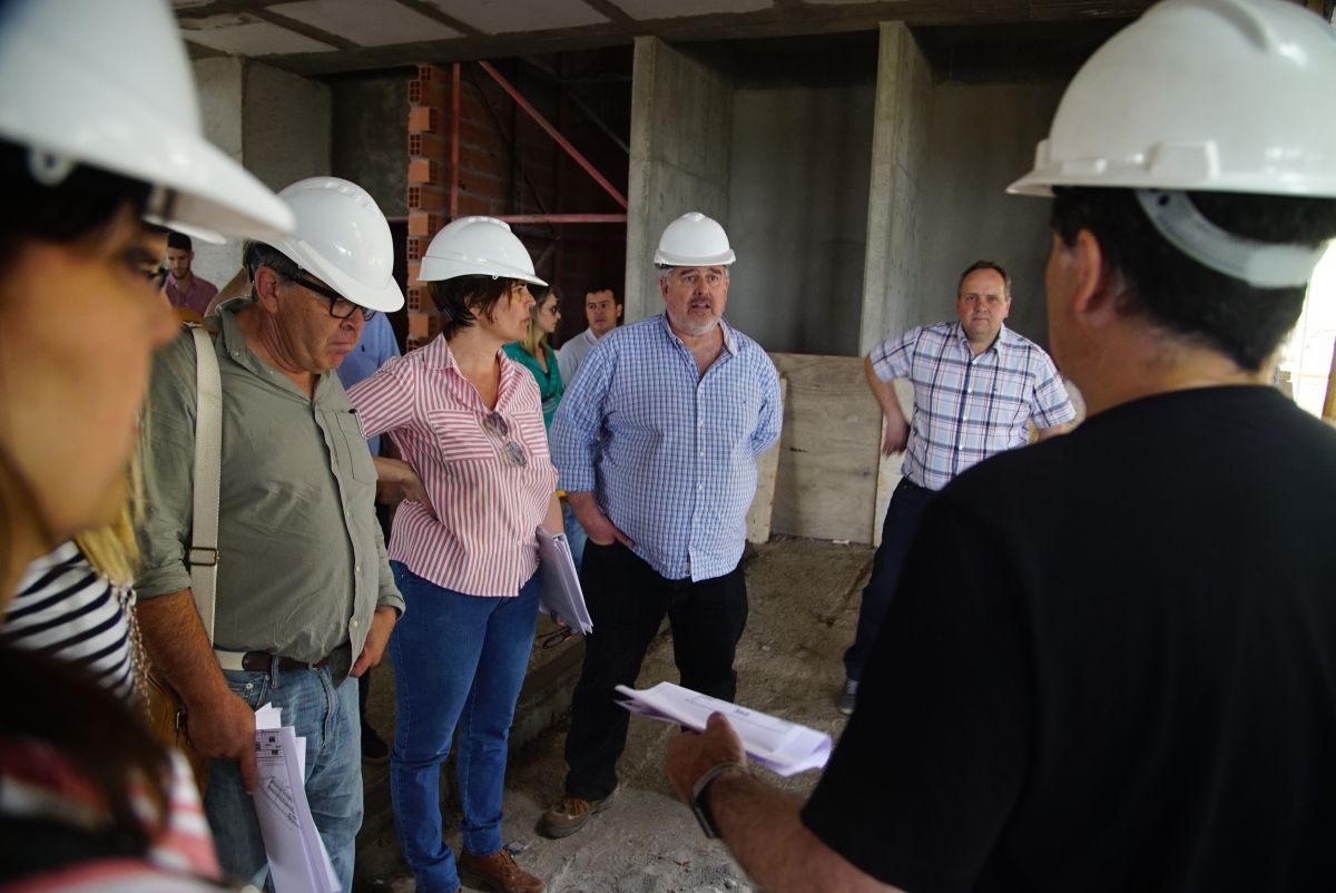 La comisión de transición recorrió ayer las obras en el nuevo edificio de la municipalidad en el oeste.