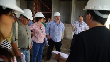 La comisión de transición recorrió ayer las obras en el nuevo edificio de la municipalidad en el oeste.