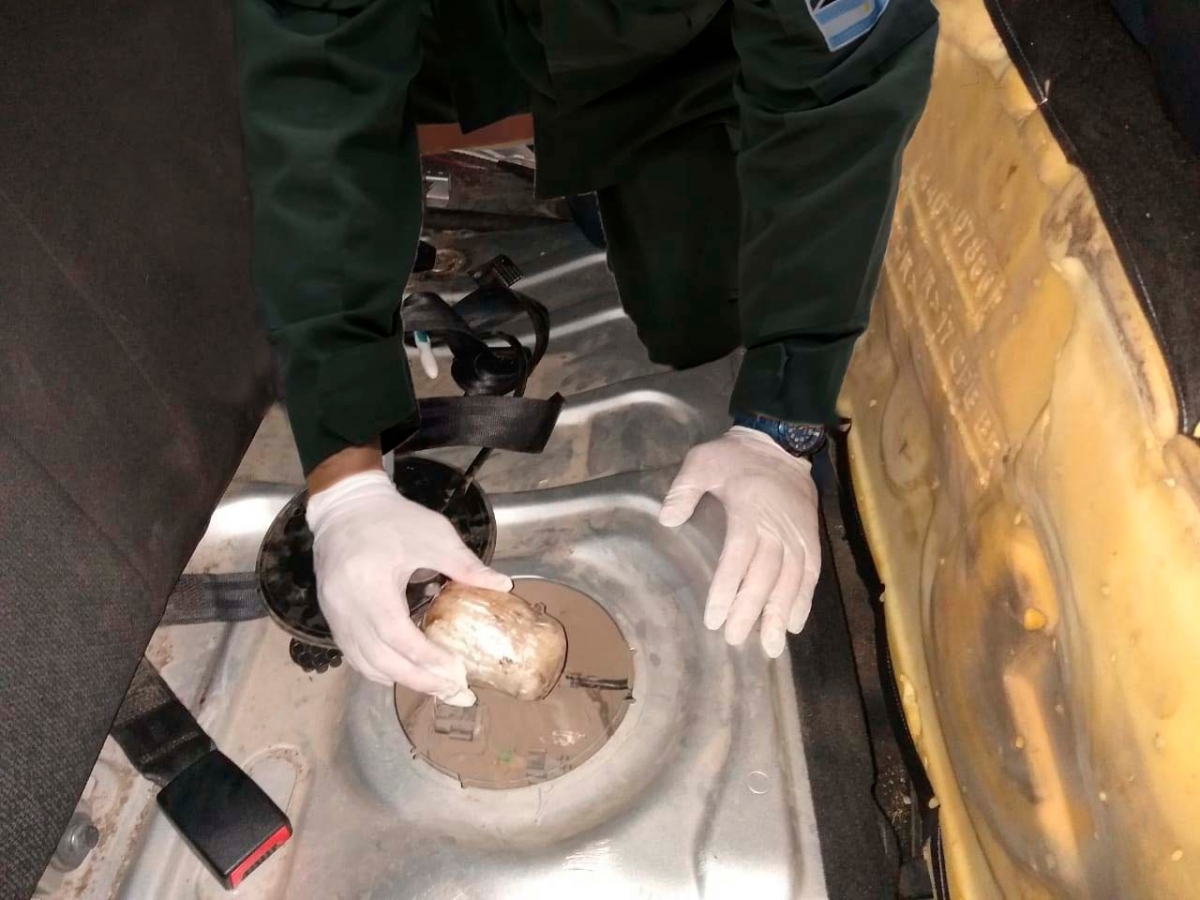 El paquete en el compartimento del tanque de nafta. Foto: Prensa Gendarmería
