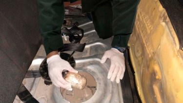 El paquete en el compartimento del tanque de nafta. Foto: Prensa Gendarmería