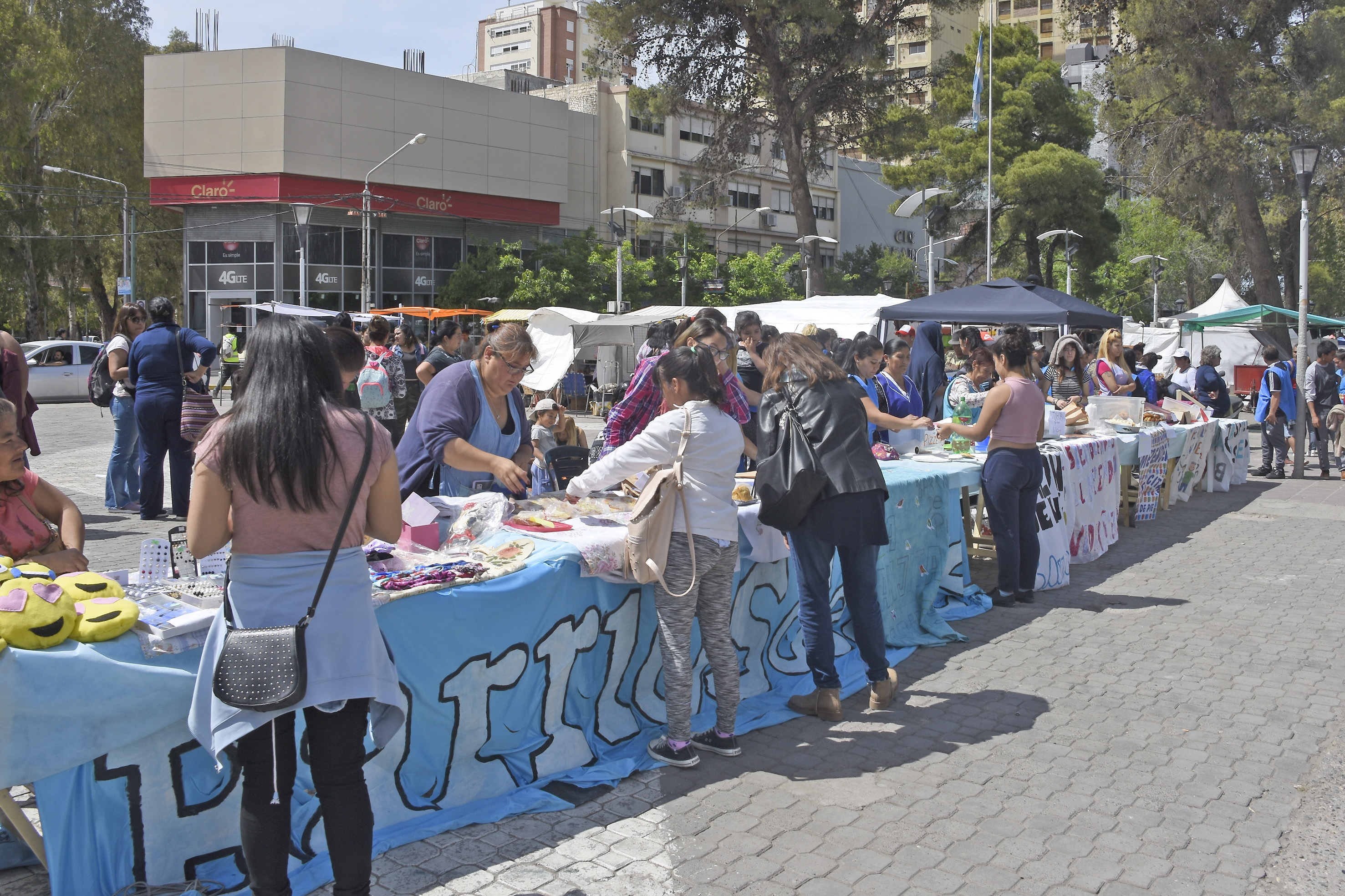 La organización Barrios de Pie organizó una feria para recaudar dinero y alimentos para los comedores. (Foto: Juan Thomes)