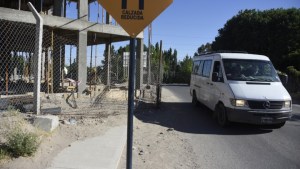 Un edificio en Neuquén no tiene vereda porque se hizo la calle en terreno privado