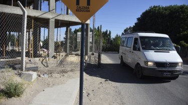 El edificio está ubicado en el barrio Terrazas de Neuquén, sobre la calle Yupanqui. (Fotos: Juan Thomes)