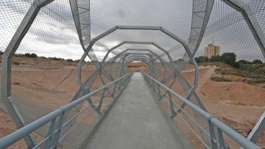 La estructura del puente peatonal sobre la avenida Raúl Alfonsín fue colocada este fin de semana. (Foto: Juan Thomes)