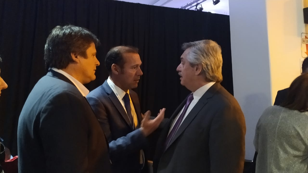 Junto al intendente electo Mariano Gaido, el gobernador Omar Gutiérrez charló con Alberto Fernández en los pasillos de la UIA. Gentileza