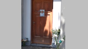 Una foto pegada con cinta adhesiva identifica el panteón de Pechi Quiroga